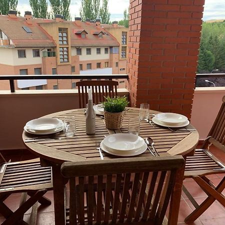 Apartamento Artaleku Apartment Jaca Bagian luar foto